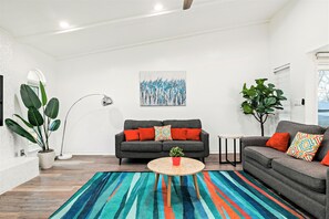 Smart TV, fireplace - Near Highways, Family Friendly, Garage, Dart, Tesla Charger, Foosball, Grill (Plano)