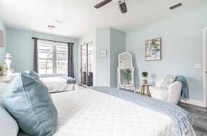 5 bedrooms, desk, iron/ironing board, free WiFi - Casa Azul Tampa - 5BR Waterfront Villa w/ Pool (Tampa)