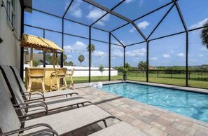 Una piscina al aire libre, una piscina climatizada