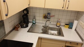 Kühlschrank, Herdplatte, Wasserkocher mit Kaffee-/Teezubehör, Toaster
