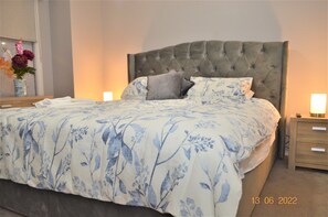 2 Schlafzimmer, Schreibtisch, Bügeleisen/Bügelbrett, kostenloses WLAN