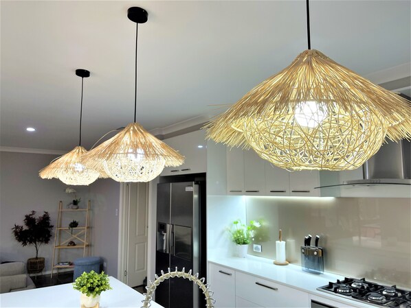 Kylskåp, mikrovågsugn, ugn och diskmaskin