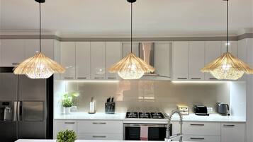 Refrigerador, microondas, horno y lavavajillas