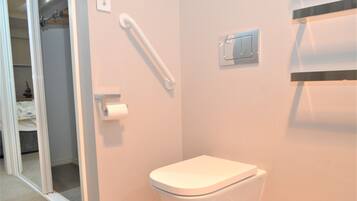 SĂšche-cheveux, serviettes fournies, savon, shampoing