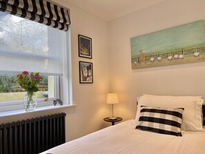 2 bedrooms, desk, iron/ironing board, WiFi