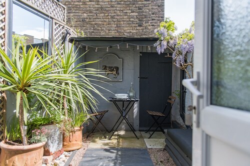 Cosy and quirky seaside cottage in the heart of Deal's conservation area