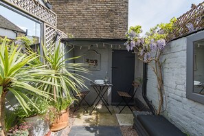 Outdoor dining - Cosy and quirky seaside cottage in the heart of Deal's conservation area (Deal)