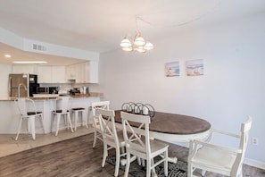 Dining - Regatta 202C | Gulf Shores, AL (Gulf Shores)
