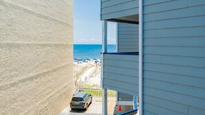 Un immeuble avec vue sur la plage et l’océan.
