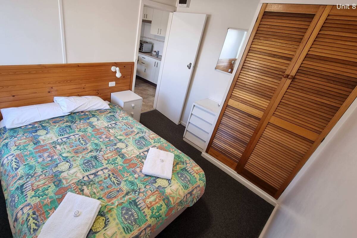 Individually furnished, iron/ironing board, bed sheets