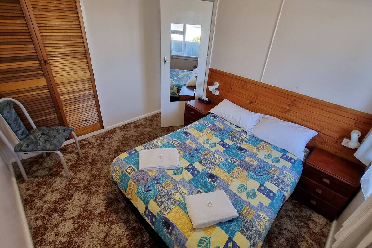 Individually furnished, iron/ironing board, bed sheets
