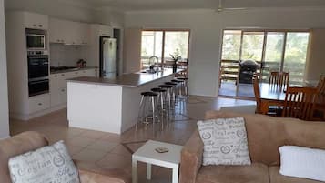 全景單棟房屋, 3 間臥室, 露台 (Entire 3 Bedroom Holiday House) | 客廳 | 24 吋平面電視連數碼電視頻道、電視、DVD 播放機