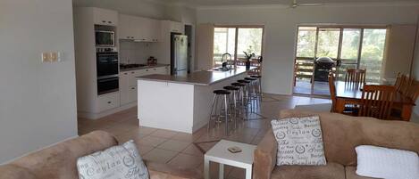 全景單棟房屋, 3 間臥室, 露台 (Entire 3 Bedroom Holiday House) | 客廳 | 24 吋平面電視連數碼電視頻道、電視、DVD 播放機