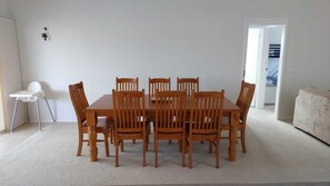 Nhà có tầm nhìn toàn cảnh, 3 phòng ngủ, ban công (Entire 3 Bedroom Holiday House) | Phòng ăn