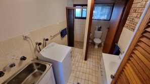 Phòng dành cho gia đình, 2 phòng ngủ, bếp (Unit 11) | Phòng tắm | Buồng tắm vòi sen, đồ dùng nhà tắm miễn phí, máy sấy tóc, khăn tắm 