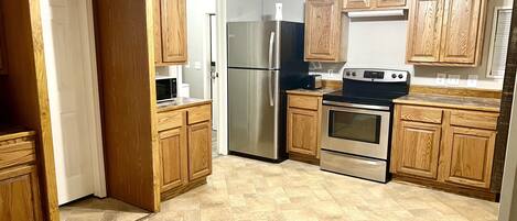 Een koelkast, een magnetron, een oven, een kookplaat