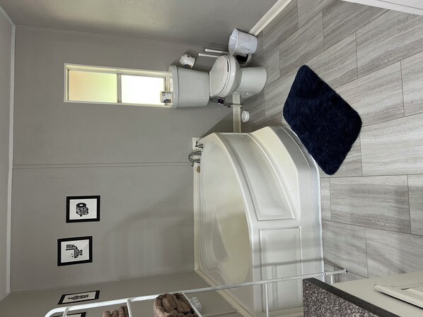 Combined shower/bathtub, hair dryer, towels, soap