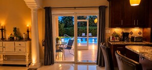 Une cuisine donnant sur une piscine extérieure.