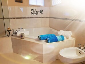 Douche, baignoire à jets, sèche-cheveux, bidet