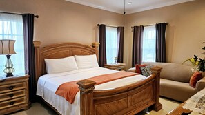 4 bedrooms, iron/ironing board, free WiFi, bed sheets - Beautiful home in quiet family friendly community - 5 minutes from Spotts beach. (George Town)