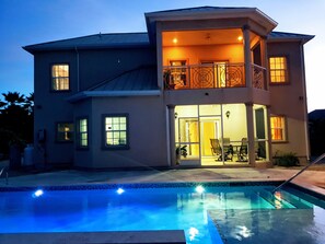 Outdoor pool - Beautiful home in quiet family friendly community - 5 minutes from Spotts beach. (George Town)