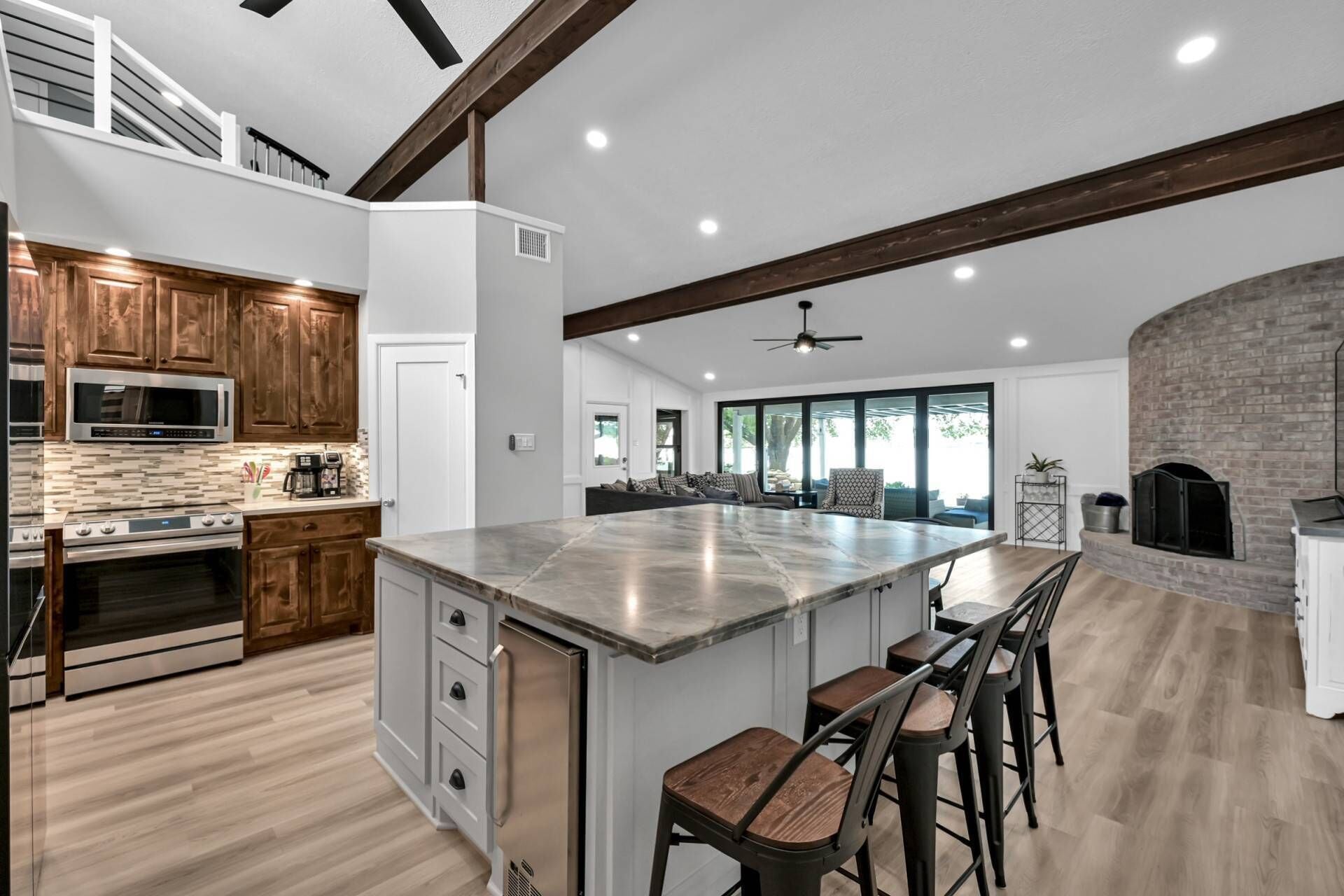 Réfrigérateur, four à micro-ondes, un four, surface de cuisson