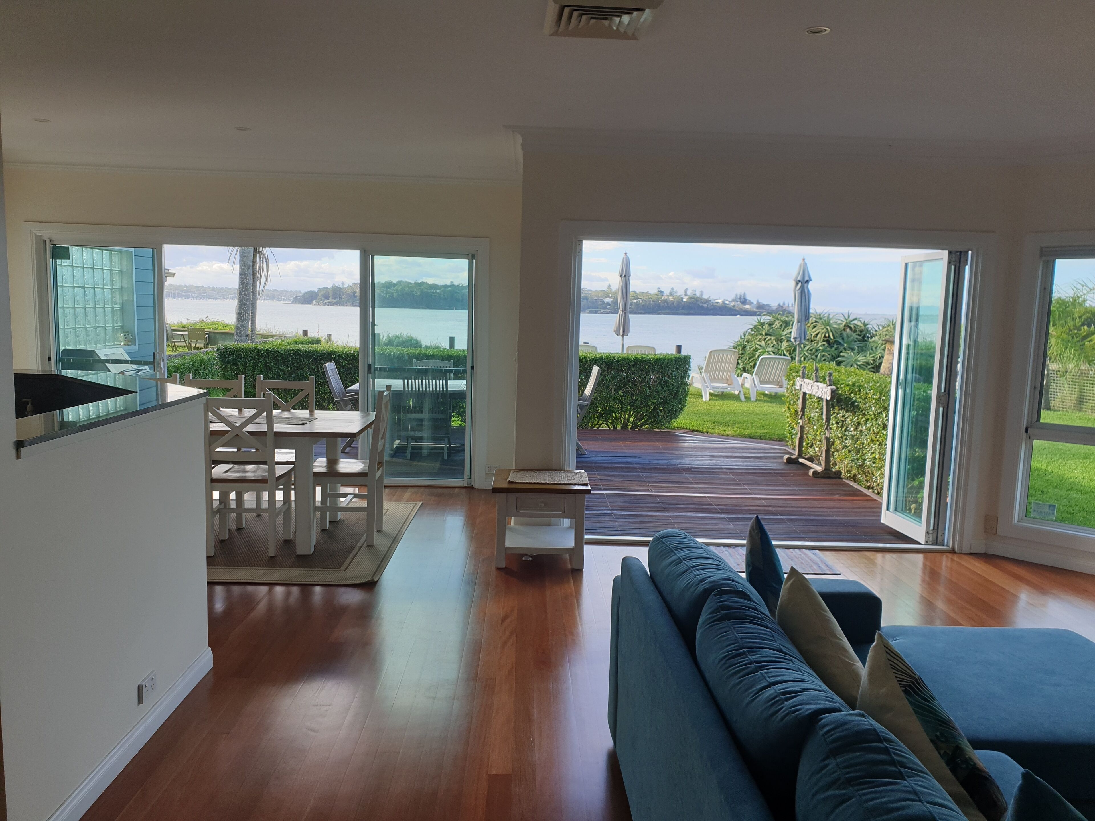 Absolute beachfront - Horderns Beach Bundeena — image 6