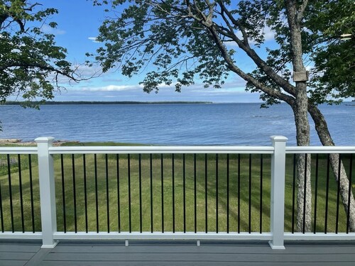 4-Bedroom Family-Friendly Pet-Friendly Oceanfront Home in Downeast Maine