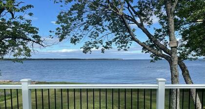 4-Bedroom Family-Friendly Pet-Friendly Oceanfront Home in Downeast Maine