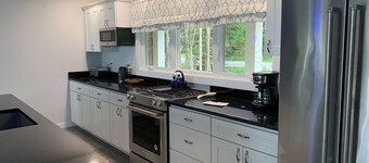 4-Bedroom Family-Friendly Pet-Friendly Oceanfront Home in Downeast Maine