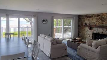 TV connectée, lecteur de DVD, livres, vidéothÚque