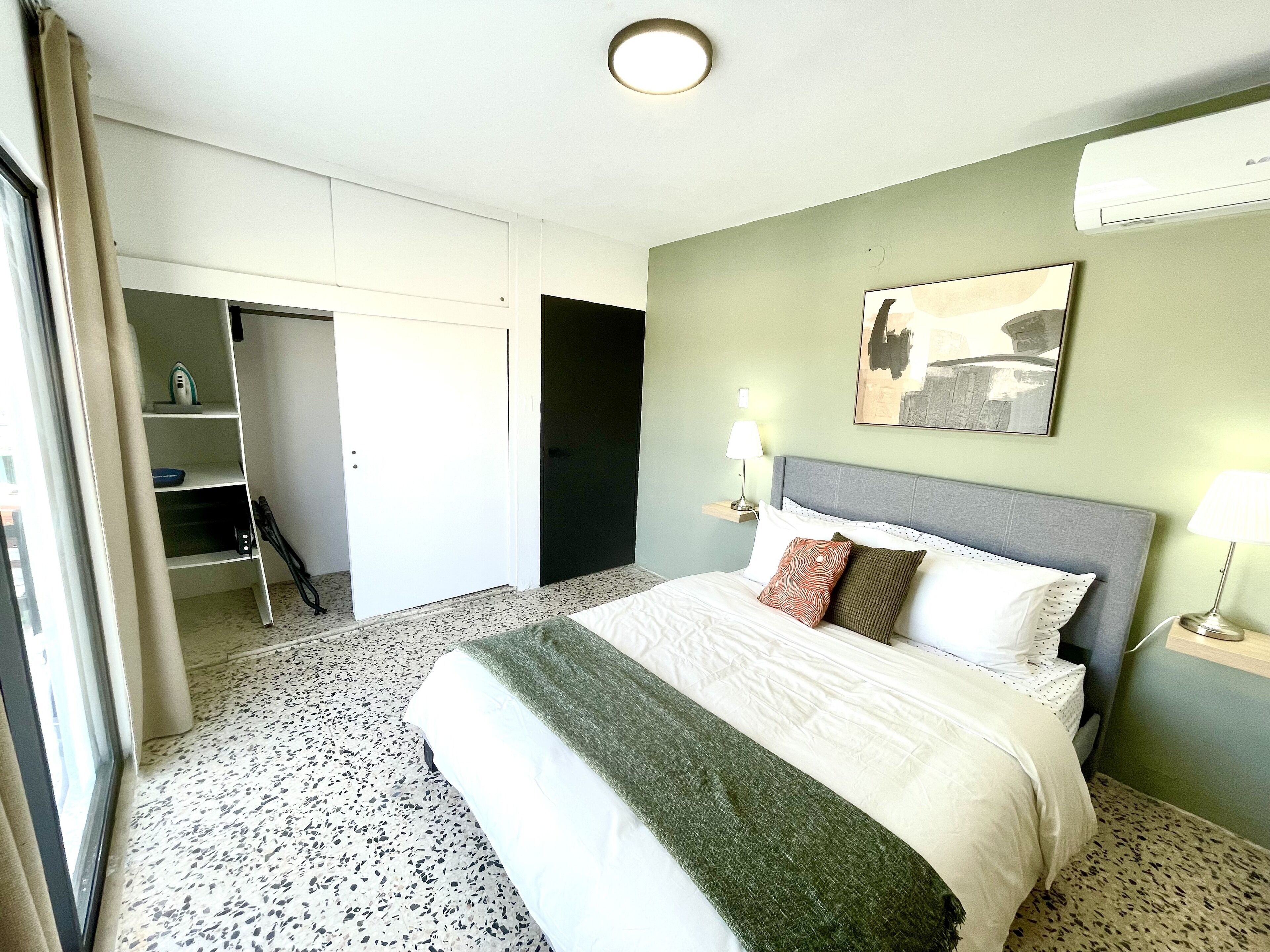 1 dormitori, caixa forta a l'habitació i escriptori 