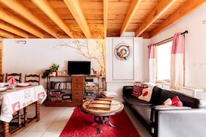 Smart TV, fireplace, DVD player, table tennis
