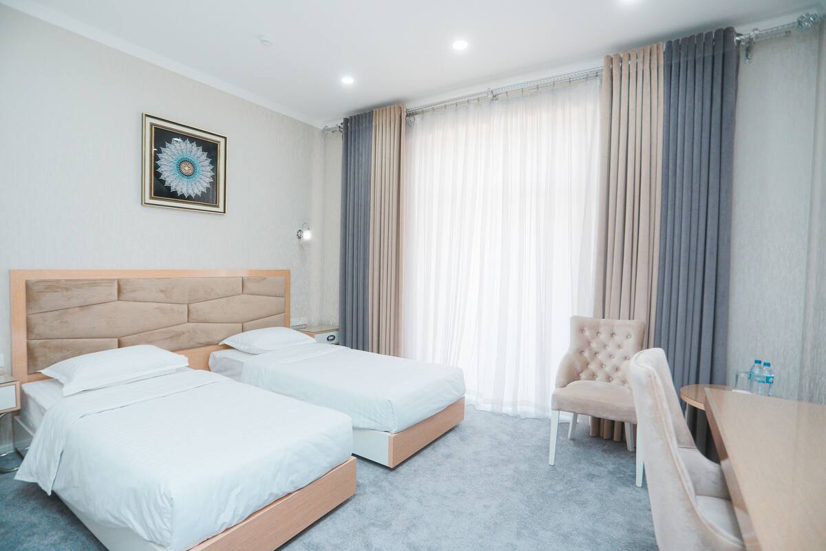 Quarto duplo standard | Cofres nos quartos, escrivaninha, espaço de trabalho para notebook