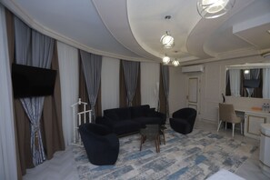 Estúdio luxo | Cofres nos quartos, individualmente decorados