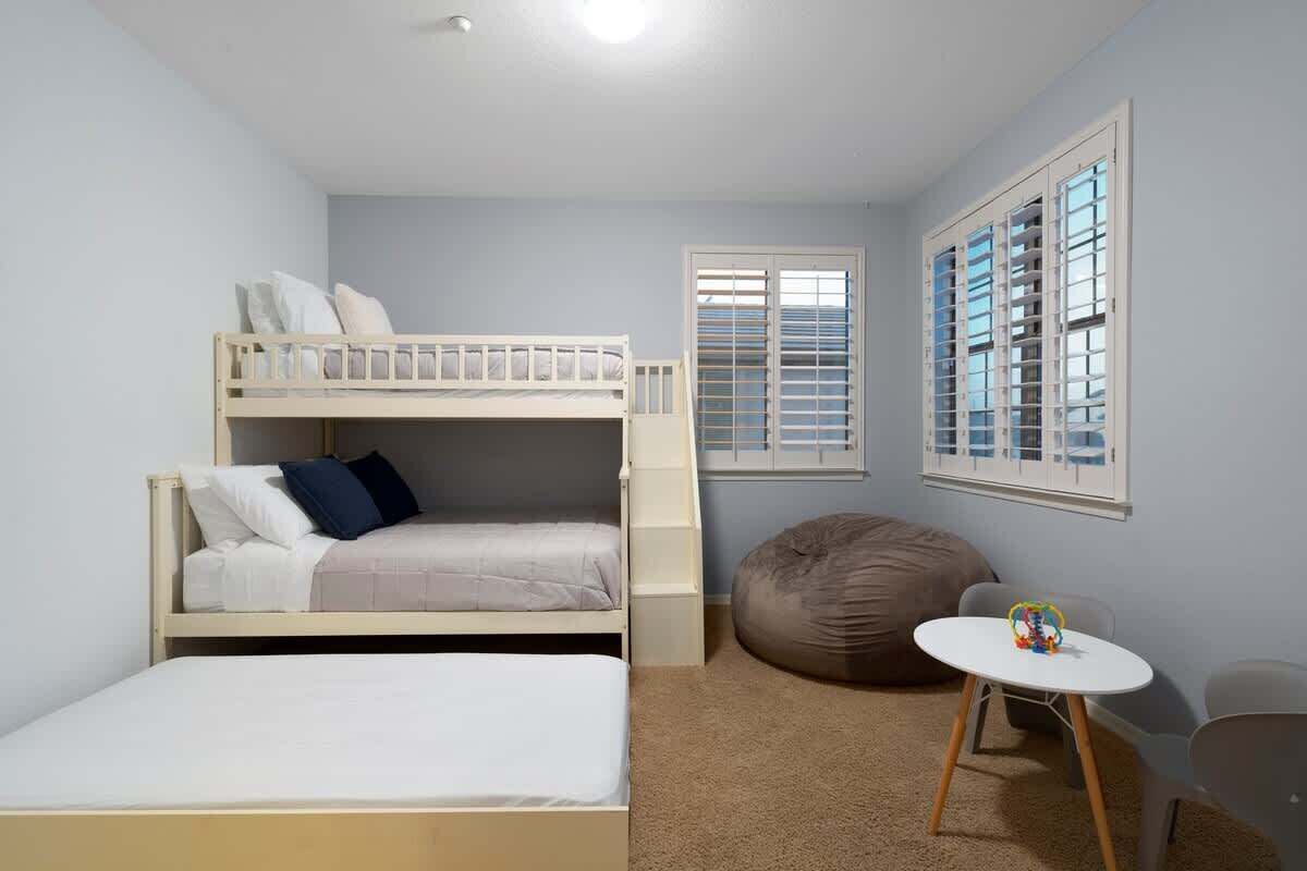 4 makuuhuonetta, työpöytä, silitysrauta/-lauta, vauvan matkasänky