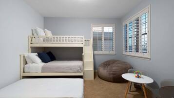 4 bedrooms, desk, iron/ironing board, free WiFi