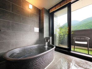 Habitación Confort con 2 camas individuales, en edificio contiguo | Baño | Amenidades de baño gratuitas, secadora de cabello, pantuflas