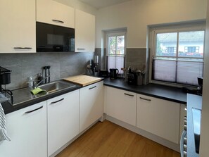 Fridge, microwave, oven, stovetop - Ferienwohnung für 4 Personen, 2 Schlafzimmer, 80qm (Breitbrunn am Chiemsee)