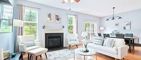 Televisión y chimenea