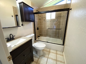 Combined shower/tub, hair dryer, bidet, towels