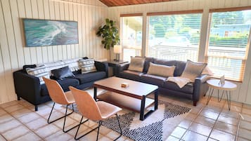 Smart-TV, Videospiele, Tischtennisplatte