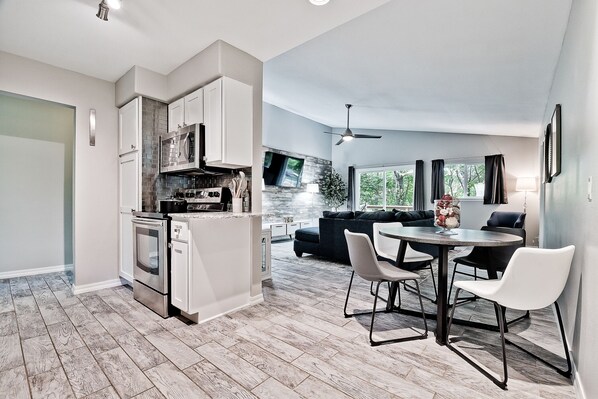 Interior - Hot Tub - Tunnel Vision trails retreat #2 - bike in/out (Bella Vista)