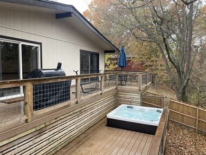 Terrace/patio - Hot Tub - Tunnel Vision trails retreat #2 - bike in/out (Bella Vista)