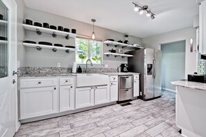 Fridge, microwave, oven, stovetop - Hot Tub - Tunnel Vision trails retreat #2 - bike in/out (Bella Vista)