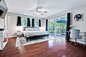 2 bedrooms, desk, iron/ironing board, free WiFi - Hot Tub - Tunnel Vision trails retreat #2 - bike in/out (Bella Vista)