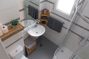Dusche, Haartrockner, Handtücher, Seife