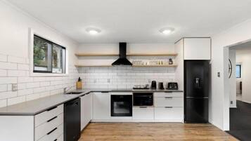 Microwave, oven, dishwasher, coffee/tea maker