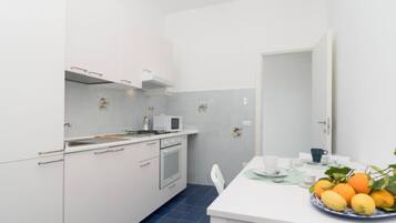 KĂŒhlschrank, Mikrowelle, Ofen, Toaster