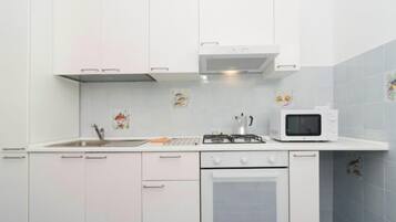 KĂŒhlschrank, Mikrowelle, Ofen, Toaster